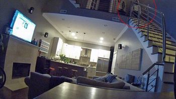 video: un ladron entro a una casa y se quedo mirando a los duenos dormir video: un ladron entro a una casa y se quedo mirando a los duenos dormir