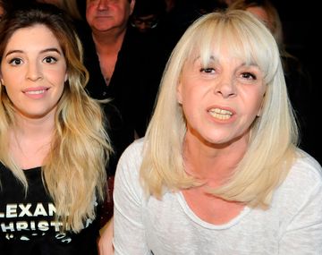 Claudia Villafañe y Dalma Maradona.