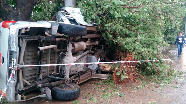 Tragedia familiar en Córdoba: madre e hija chocaron contra un poste y murieron
