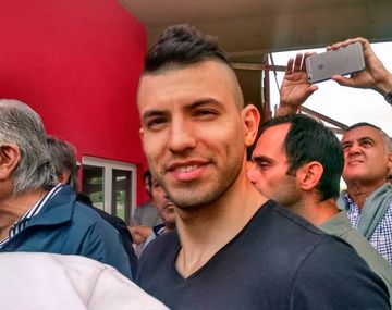 Agüero visitó al Rojo y volvió a prometer: Me retiro acá
