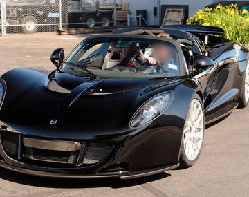 El líder de Aerosmith, Steven Tyler, subasta un auto