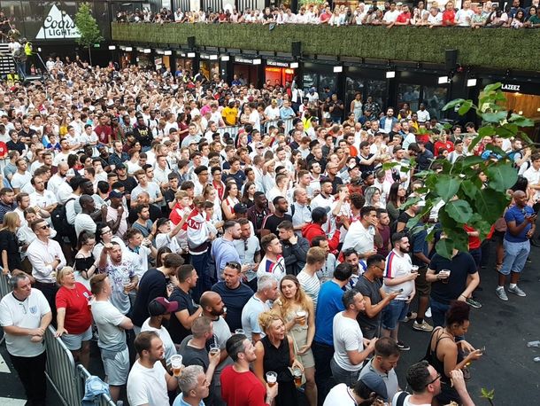 Boxpark Croydon se llenó de fanáticos para ver el Mundial