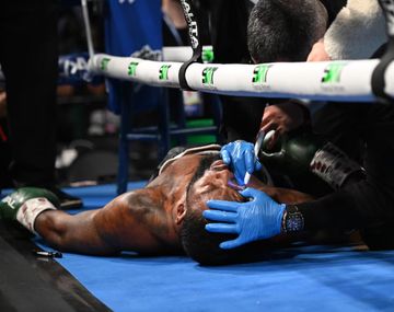 Impactante nocaut en Detroit: un boxeador se desplomó en su esquina y generó preocupación