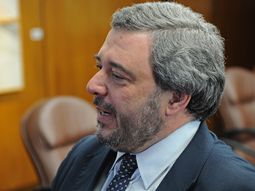 Mario Bergara cree que el proyecto de reestructuración de deudas de Cabildo Abierto puede arrastrar a gente a la usura. Mario Bergara cree que el proyecto de reestructuración de deudas de Cabildo Abierto puede arrastrar a gente a la usura.