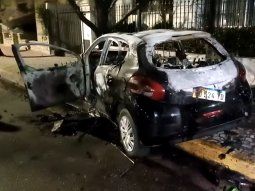 persecucion y choque: se incendio el auto en el que iban los ladrones