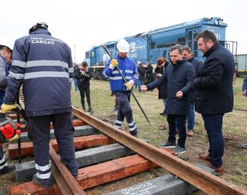 Por primera vez se utilizan durmientes de plástico reciclado sobre vías de Trenes Argentinos Cargas