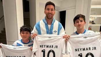 el regalo especial de neymar para lionel messi y sus hijos que emociono al mundo del futbol el regalo especial de neymar para lionel messi y sus hijos que emociono al mundo del futbol