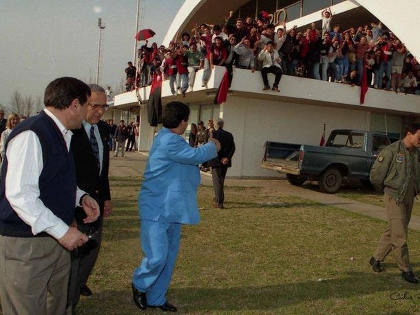 Publican fotos inéditas de la llegada de Maradona a Newells