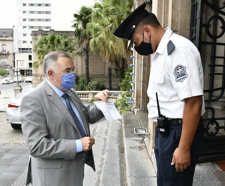 Osvaldo Jaldo, vicegobernador de Tucumán a cargo del Poder Ejecutivo provincial, muestra su pase sanitario