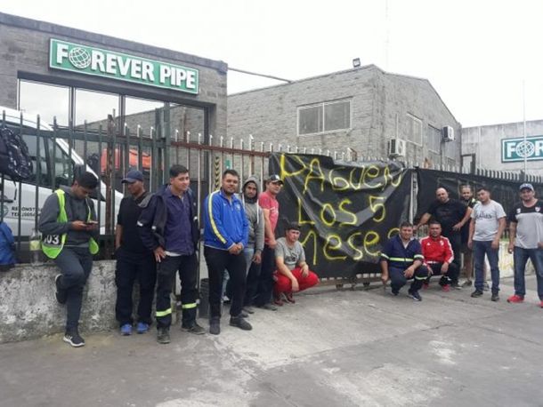 Despedidos de una empresa que trabaja para AySA reclaman sueldos atrasados e indemnización