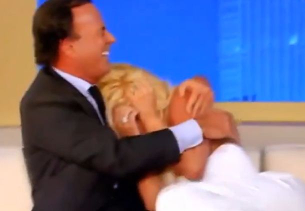 Tras la denuncia de sus exempleadas, se viralizó un viejo video de Julio Iglesias acosando a Susana Giménez