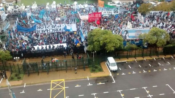 Así se ve desde Comodoro Py la concentración en apoyo a Cristina