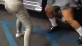 brutal pelea entre dos jovenes: los testigos alentaban la golpiza brutal pelea entre dos jovenes: los testigos alentaban la golpiza