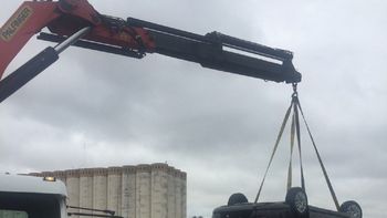 Un taxi cayó al Riachuelo en medio del temporal Un taxi cayó al Riachuelo en medio del temporal