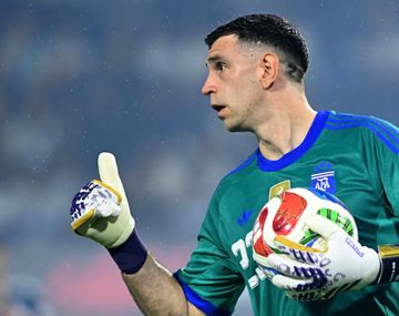 Dibu Martínez acordó su contrato con Juventus y podría dejar Aston Villa tras el Mundial 2026