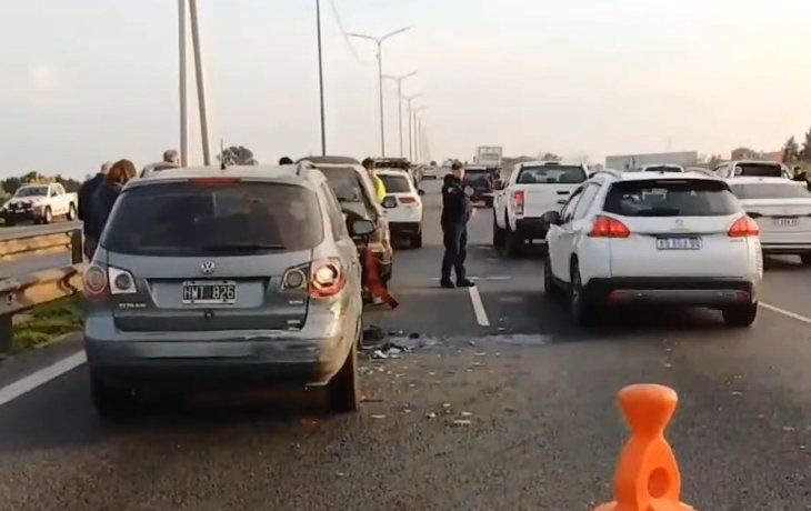 Impresionante choque múltiple en el Camino del Buen Ayre: hay 5 vehículos involucrados