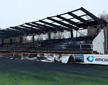 Un equipo de Finlandia descendió y sus hinchas incendiaron el estadio