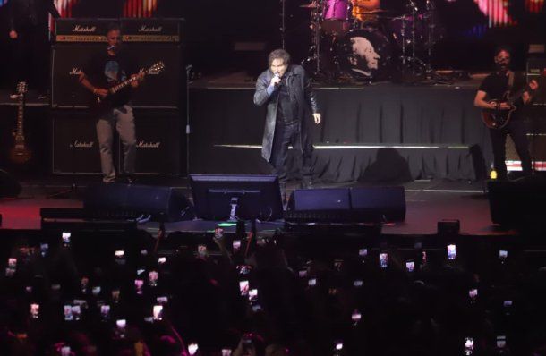 Con cambio de letra, Javier Milei cantó Demoliendo hoteles en el Movistar Arena