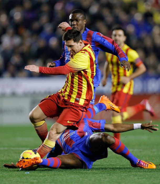 Barcelona apenas empató con el débil Levante aunque sigue como líder