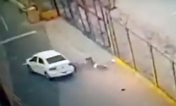 Video: el momento en que un auto choca y mata a un motociclista en Dock Sud