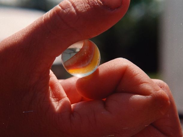 El niño de 8 años murió tras atragantarse con una canica de vidrio. El niño de 8 años murió tras atragantarse con una canica de vidrio.