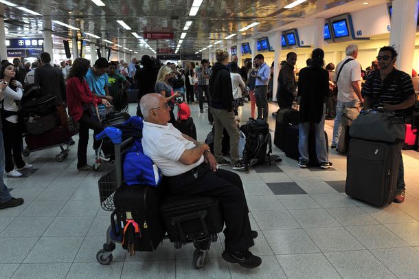 Buscan reubicar a los pasajeros de Sol en otros vuelos