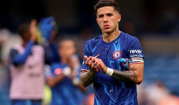 Una leyenda del fútbol inglés apuntó contra Enzo Fernández tras la derrota del Chelsea