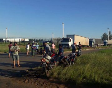 Camioneros cortan el puente internacional de Paso de los Libres y hay tensión con choferes brasileños