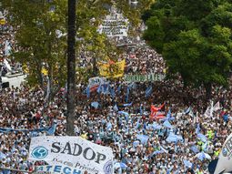 Los docentes vuelven a marchar en reclamo de una paritaria nacional Los docentes vuelven a marchar en reclamo de una paritaria nacional