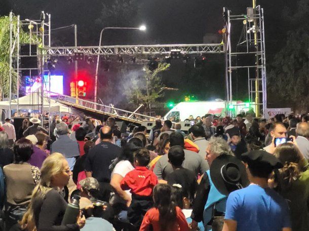 Se derrumbó un escenario en pleno show de chamamé en Corrientes: dos heridos