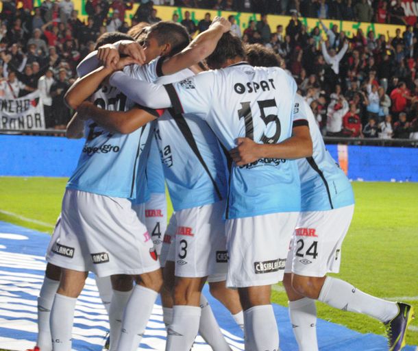 Colón le ganó a Tigre en Santa Fe y vuelve a ser único puntero