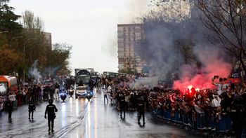video viral: un hincha desnudo en la llegada del real madrid ante bayern munich video viral: un hincha desnudo en la llegada del real madrid ante bayern munich