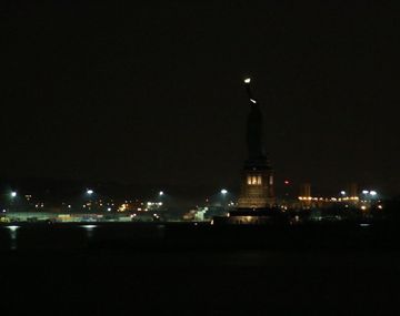 Estatua de la Libertad a oscuras