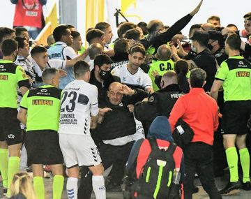 Todos contra todos: batalla campal tras el Gimnasia - Newells