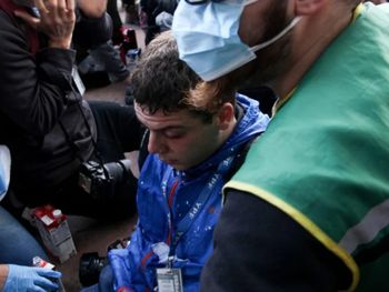 Según Lilia Lemoine, el fotógrafo reprimido por la Policía interceptó el gas pimienta con la cara