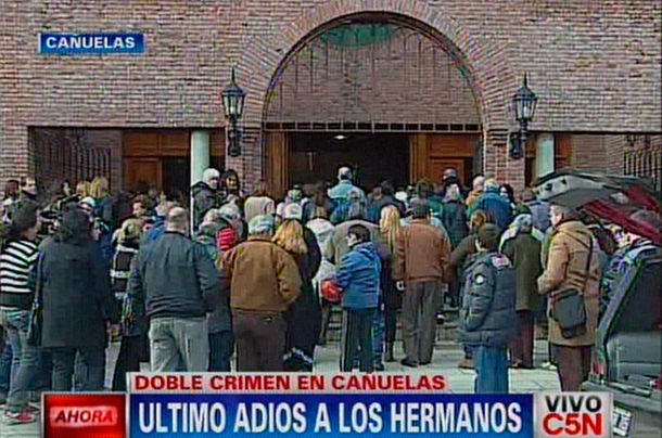 Una multitud despidió los restos de los hermanos asesinados