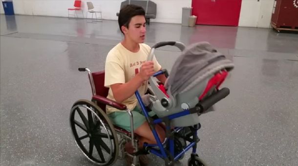 Desarrollaron una silla de ruedas con un accesorio para llevar bebés