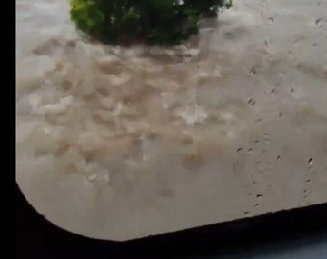 Un micro quedó atrapado en la Ruta 9 en medio de la inundación