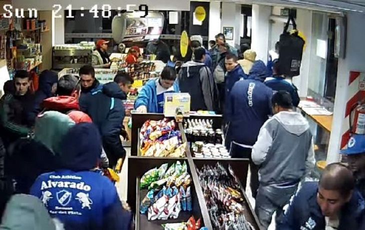 Violento saqueo de 30 barras a un mercado de una estación de servicio