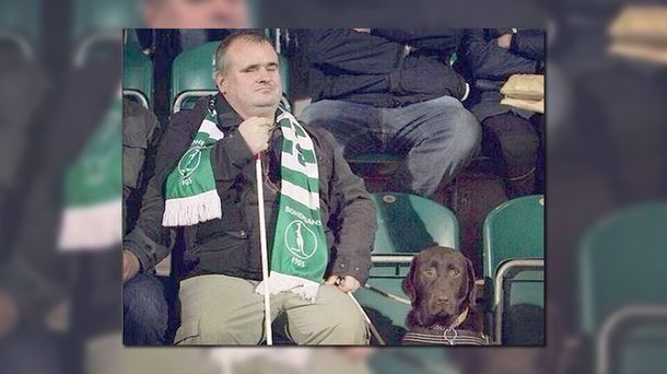 Emocionante: un hincha ciego es el más fiel de todos