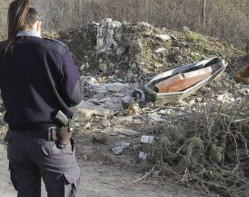 Temor tras el hallazgo de un ataúd en basural 