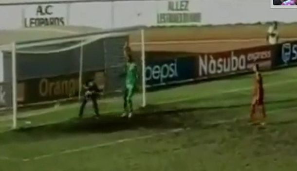 Hacer tiempo le costó caro: mirá el gol más tonto en Egipto