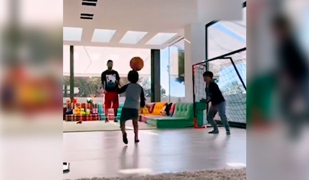 El nuevo video de Messi jugando al fútbol con sus tres hijos