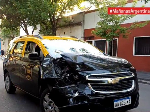 Accidente en Barracas: choque entre un taxi y un patrullero dejó 5 heridos
