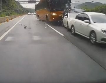 Cambian de carril y se salvan de un brutal choque contra un colectivo