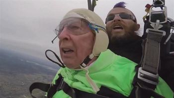 Meet Al Blaschke, de 100 años, se tiró con un paracaídas Meet Al Blaschke, de 100 años, se tiró con un paracaídas