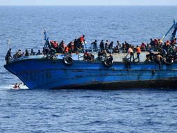 video: asi fue el vuelco de la barcaza con mas de 500 migrantes frente a la costa de libia video: asi fue el vuelco de la barcaza con mas de 500 migrantes frente a la costa de libia