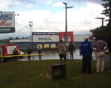 Tensión por una toma de rehenes en un súper: los vecinos escucharon tiros