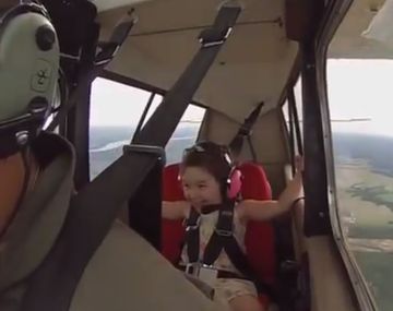 VIDEO: Una nena en un vuelo de acrobacia