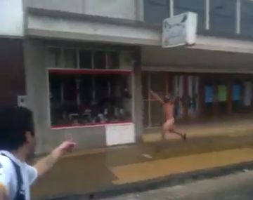 Un hincha argentino cumplió con su promesa y se desnudó a pesar del frío